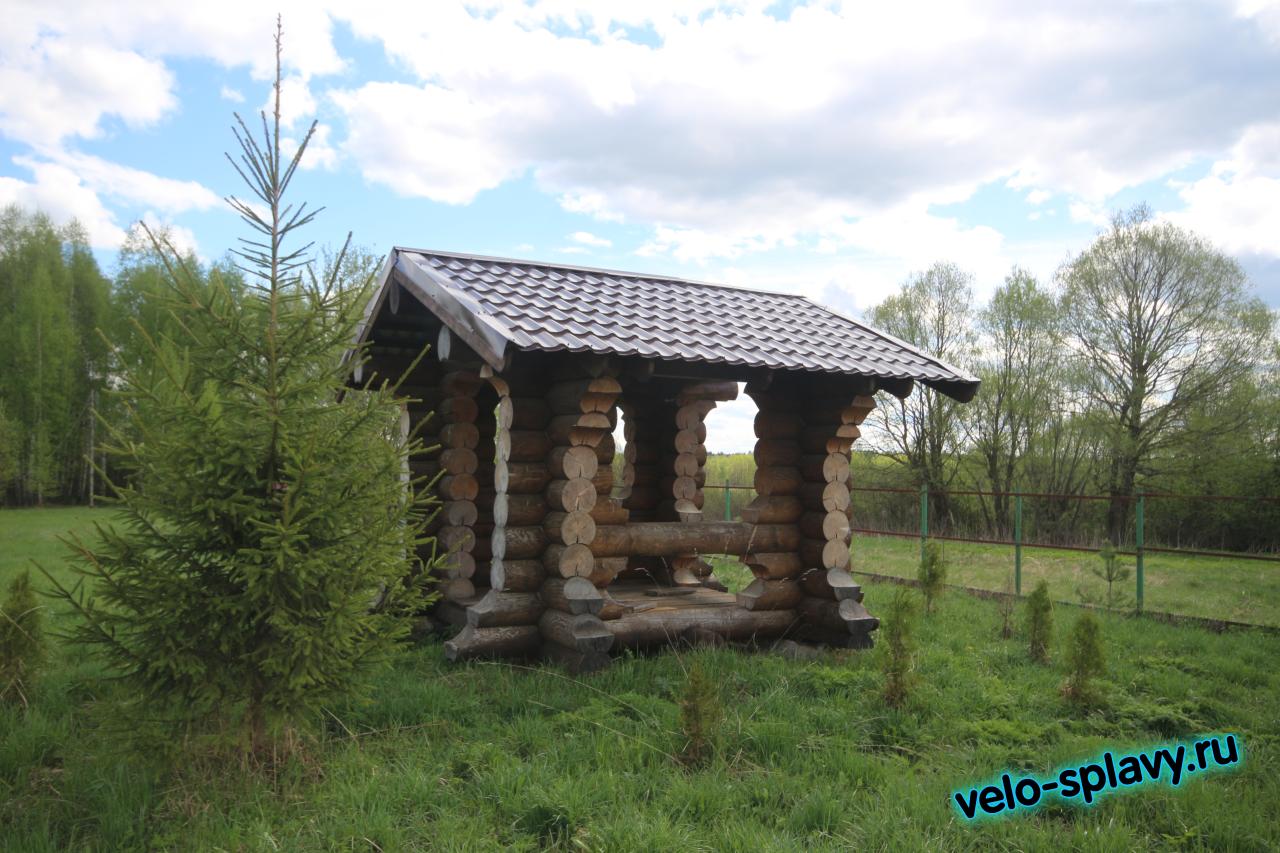 Уединенная бседка из бревен